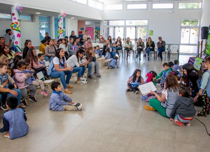 Luego los niños y niñas de las distintas salas expusieron lo trabajado en torno al tema, incluyendo el uso de instrumentos musicales utilizados por los pueblos originarios.