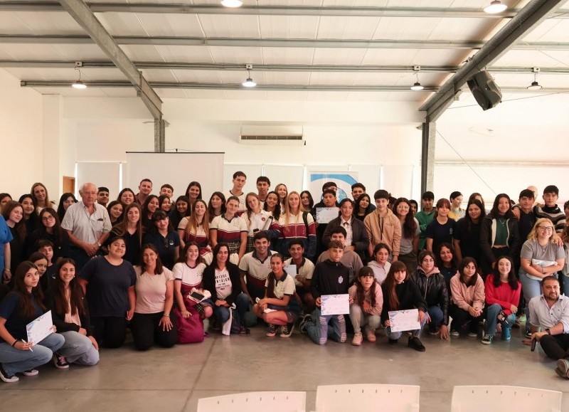 La iniciativa propone la posibilidad de vivir una experiencia educativa y creativa a través de la participación en un concurso de producciones artísticas y culturales en ejes temáticos relacionados con la juventud y los derechos humanos.