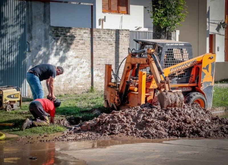 Las cuadrillas municipales trabajan en la recuperación, mantenimiento y cuidado de los espacios públicos del distrito.