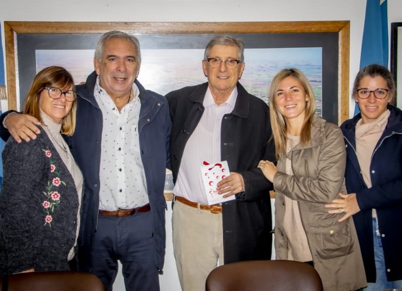 El intendente municipal, Ricardo Casi junto a Carlos Vera y su familia.