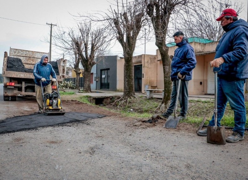 Este viernes el municipio avanzó con la nivelación de la calle 42 y aguas y cloacas en 55, 53 y 19.