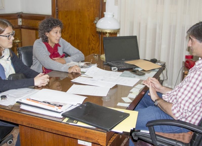 El encargado de presupuesto junto a Rocío Spagnuolo y Viviana Introssi.