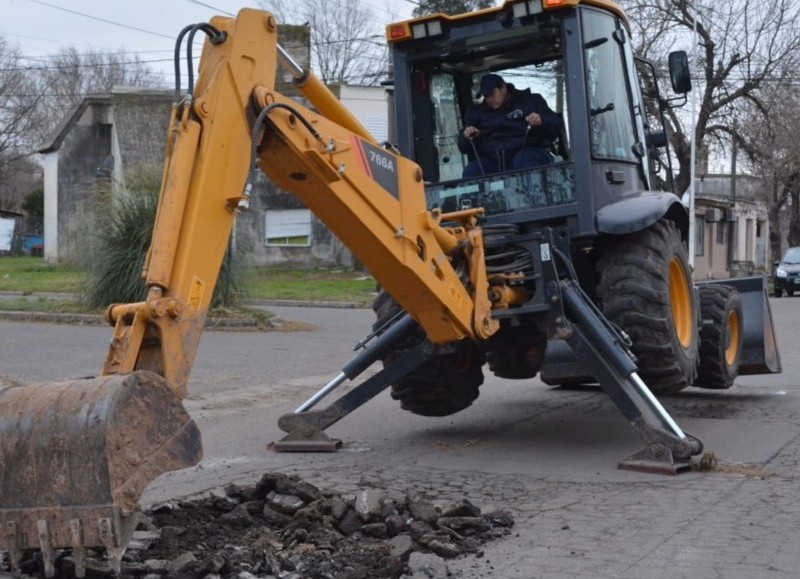 El Municipio, a través de la Secretaría de Obras Públicas, informa sobre las tareas realizadas este miércoles en el marco del Plan Reparar, destinado a mejorar y mantener la infraestructura vial de la ciudad.