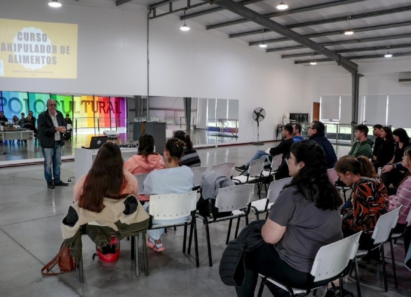 El taller se dictó en el Polo Cultural y estuvo a cargo del médico veterinario Javier Fina, director de Bromatología.