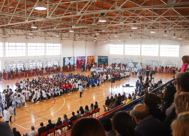 Los estudiantes de cuarto año de primara llevaron a cabo la tradicional ceremonia de promesa al símbolo pátrio.