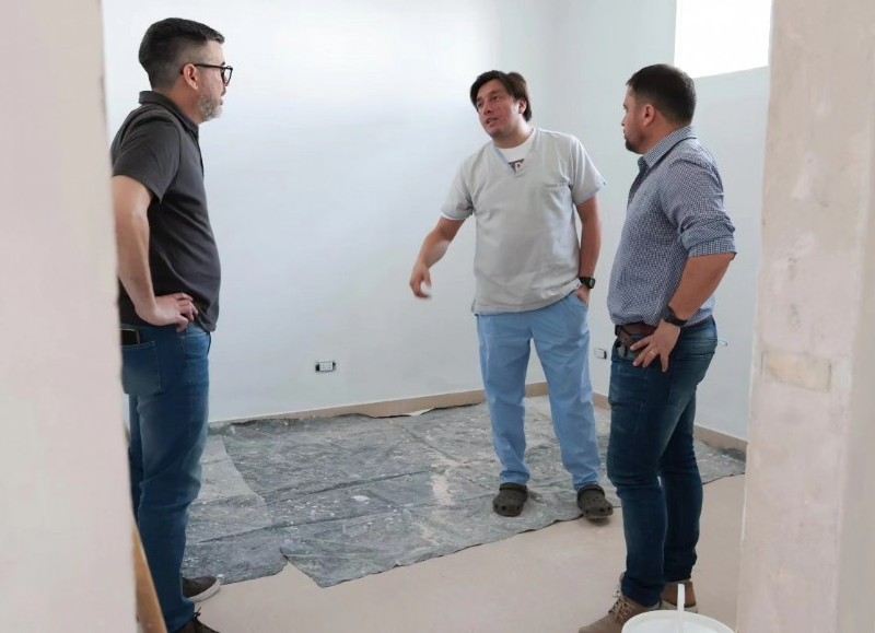 El intendente Waldemar Giordano, junto a autoridades de salud, recorrió la obra de construcción de dos nuevos consultorios en el Centro de Atención Primaria del barrio 9 de Julio.