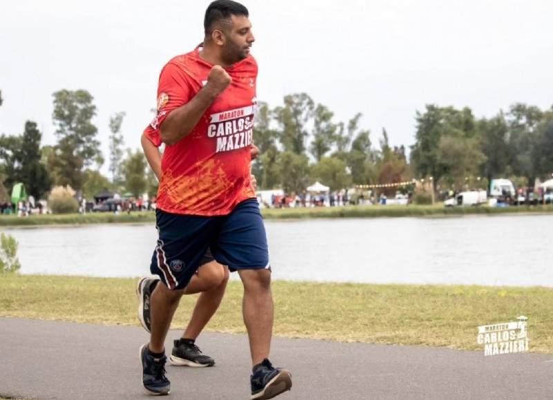 Los integrantes de la Escuela Municipal de Atletismo entrenan con los profesores Silvina Salema y Joaquín Barbieri, de la subsecretaría de Deportes.