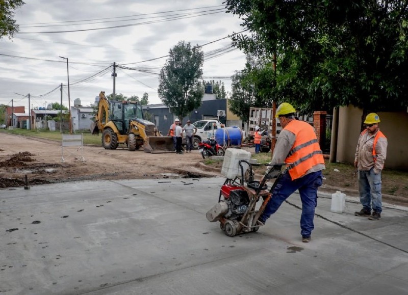 Avanzan las tareas de hormigonado en calles del barrio Rivadavia