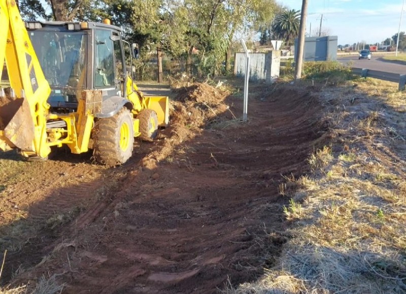 Se realizaron obras de limpieza, mejoras en las cunetas y desmalezamiento del acceso por calle 50.