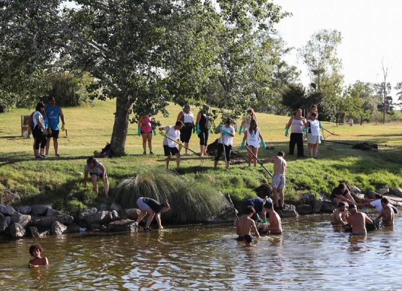 Jornada solidaria de limpieza en el Lago Municipal, de cara a la competencia de Aguas Abiertas