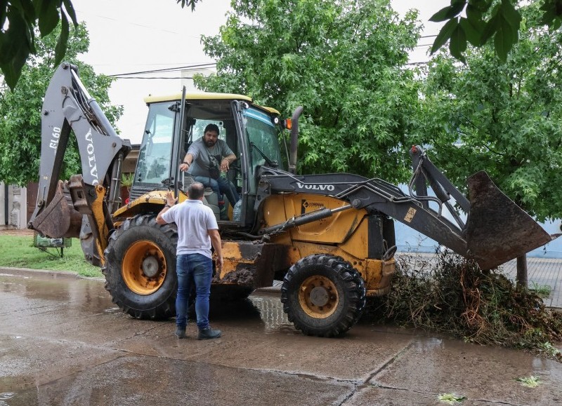 El domingo fue una larga y dura jornada de limpieza y puesta apunto de la ciudad, tras los destrozos causados por la tormenta.