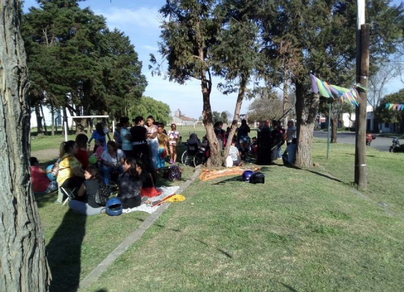 Plaza, paseos, lago municipal y mucha juventud