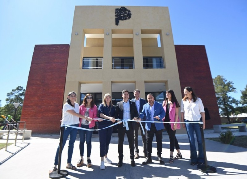 Kicillof visitó Colón e inauguró la Casa de la Provincia