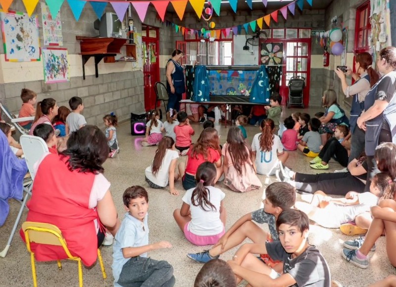 Los chicos y chicas que asisten al centro de día crearon, produjeron y luego llevaron adelante la obra de títeres.