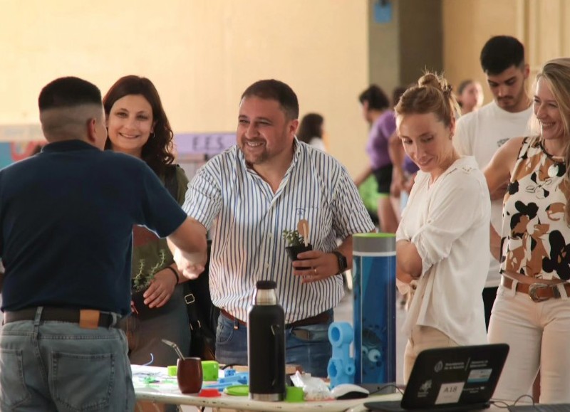 La muestra fue visitada por el intendente municipal Waldemar Giordano acompañado de la subsecretaria de Educación, Leonela Grosso.