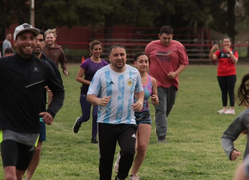 Los alumnos participaron de una maratón y recibieron la visita del intendente Waldemar Giordano.