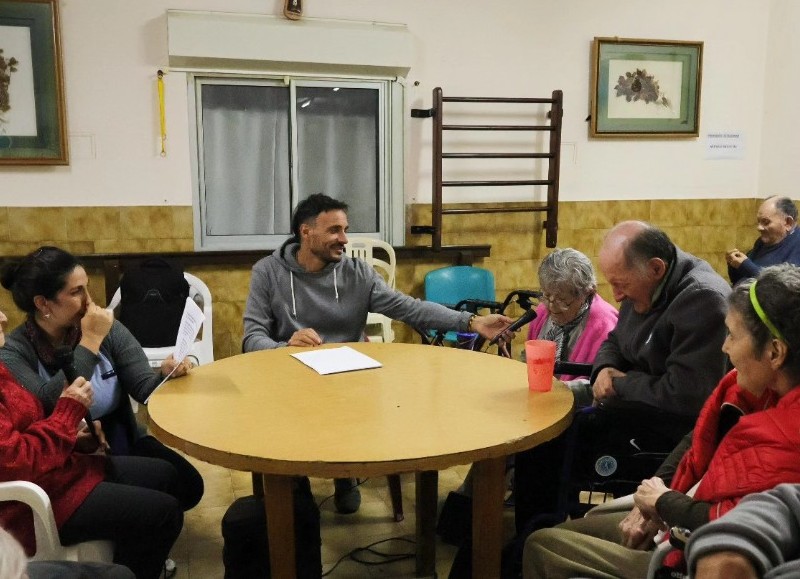 Radio, memoria y emoción en el Hogar Carlos Steeb
