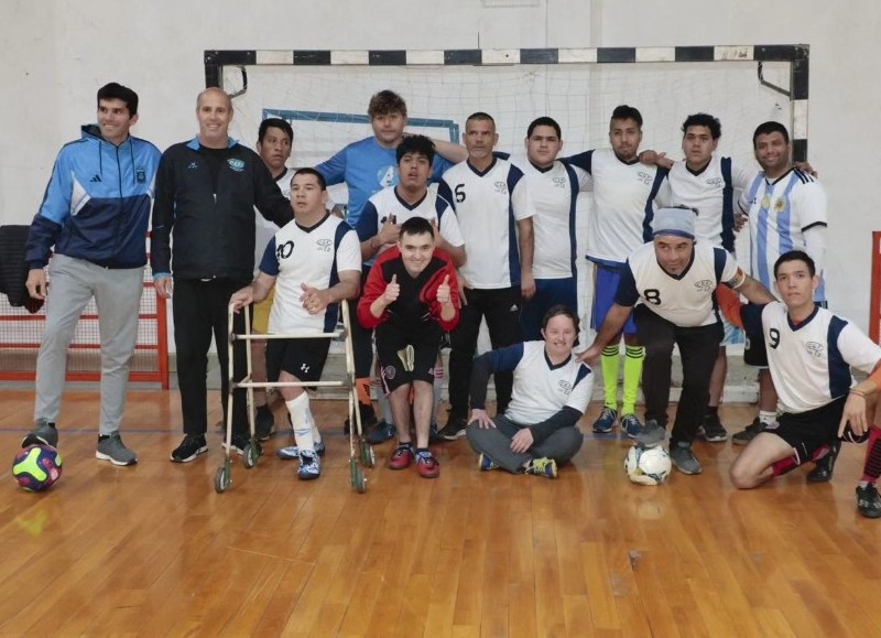 La primera división de Sportivo Barracas enfrentó en un partido de fútsal a un combinado del CEF y la Secretaría de Deportes.