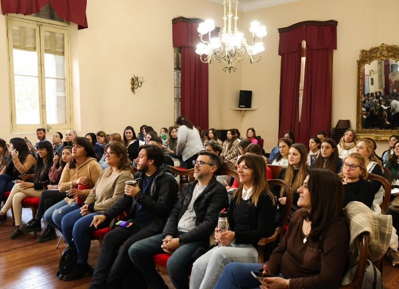 Estuvieron presentes integrantes de la mesa Intersectorial de salud mental local, profesionales de salud y docentes.