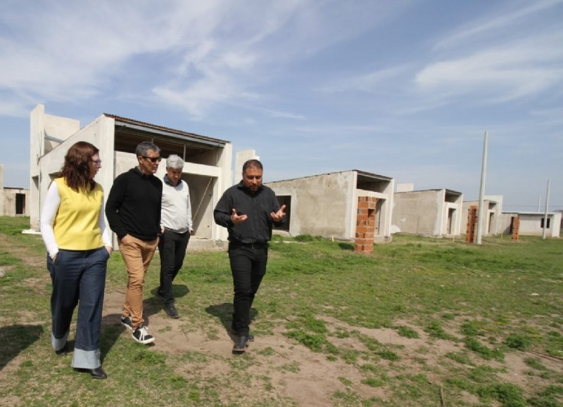 La ministra de Hábitat y Desarrollo Urbano de la provincia de Buenos Aires, Silvina Batakis, estuvo en la ciudad para recorrer la obra de 66 viviendas que el organismo tiene en marcha en el distrito.