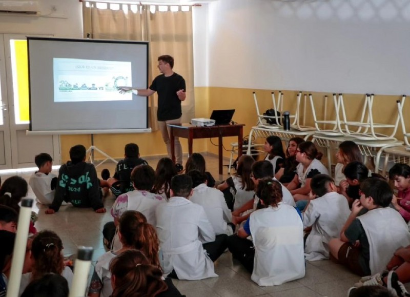 El personal de la Subsecretaría de Ambiente charló con los niños y niñas, intercambiaron consultas y además brindaron algunos consejos para el cuidado del planeta.