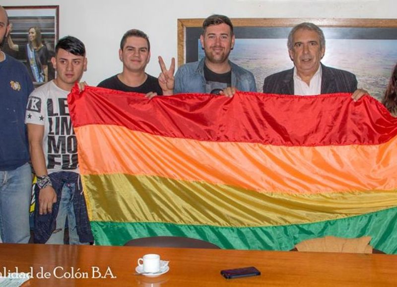 Ricardo Casi recibió la bandera oficial del orgullo.