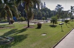 Limpieza y mantenimiento en la fuente de la Plaza San Martín