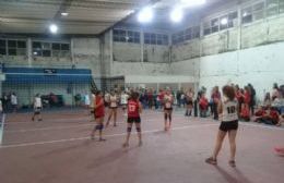 Primer encuentro de voley en Hughes