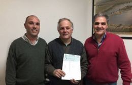 Entrega de ayuda económica para el grupo Scout