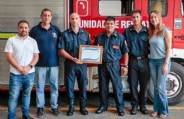 Reconocimiento a los bomberos que participaron en las tareas de rescate del hotel de Villa Gesell