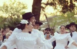 Encuentro de danzas en el Patio del Artista