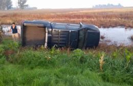 Vuelca camioneta por malas condiciones de la Ruta 50