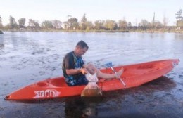 Siembra de alevinos de pejerrey en el Lago Municipal