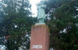 Pintada en el monumento a Cristóbal Colón