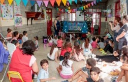 Los chicos y chicas que asisten al centro de día crearon, produjeron y luego llevaron adelante la obra de títeres.