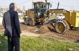 Recorrida del intendente por la obra de concreto asfáltico en Barrio Rivadavia