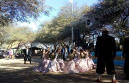 El Taller de Folklore de La Palmira participó en la Marcha de los Bombos