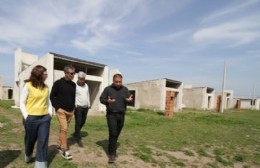 La ministra de Hábitat bonaerense Silvina Batakis recorrió la obra de 66 casas